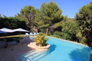 Spacious family Villa Rental with 4 bedrooms and beautiful pool : GOLFE JUAN Image 1