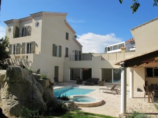 Villa Provençale for sale with 5 bedrooms - CAP D'ANTIBES Image 1