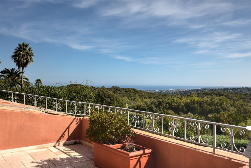 Sea view villa in exceptional location with tennis  - privacy, charm and nature Image 4