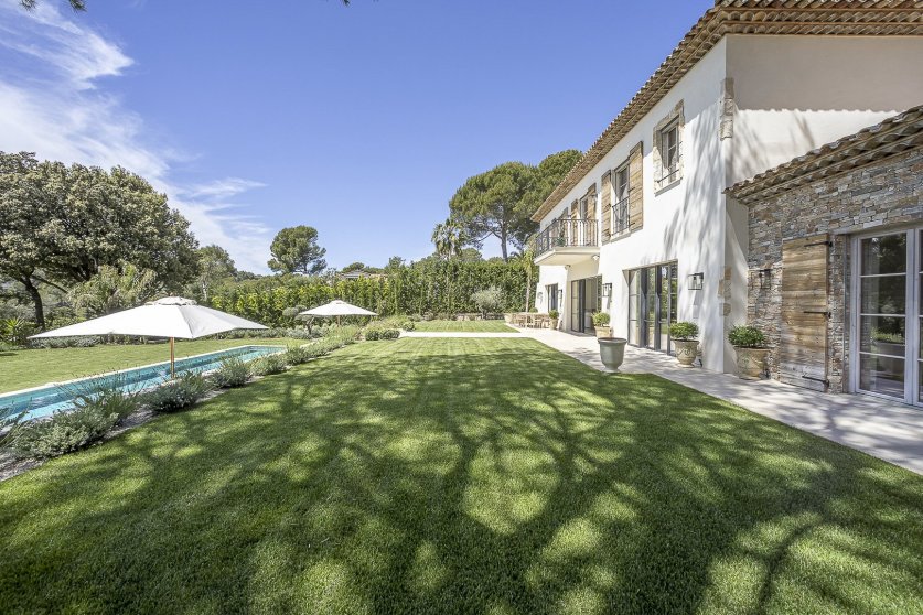 An Outstanding 6 Bedroom Mansion In The Hills Above Cannes Image 3