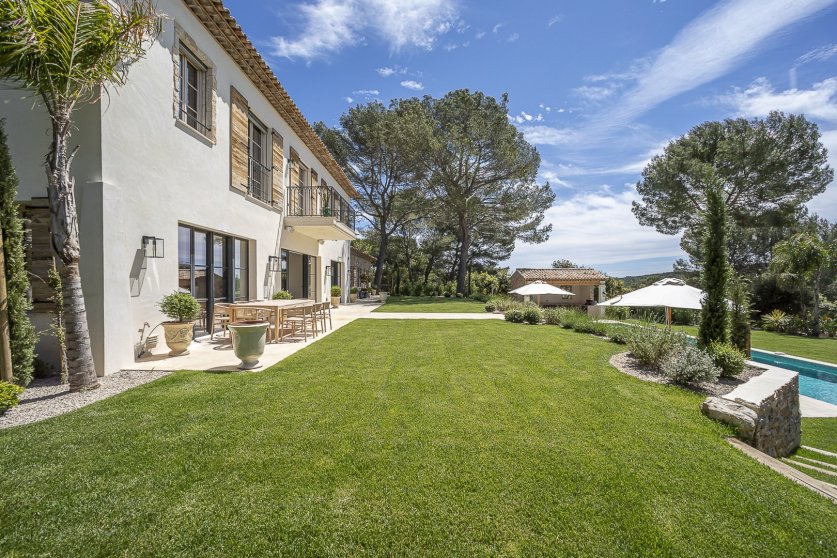 An Outstanding 6 Bedroom Mansion In The Hills Above Cannes Image 6
