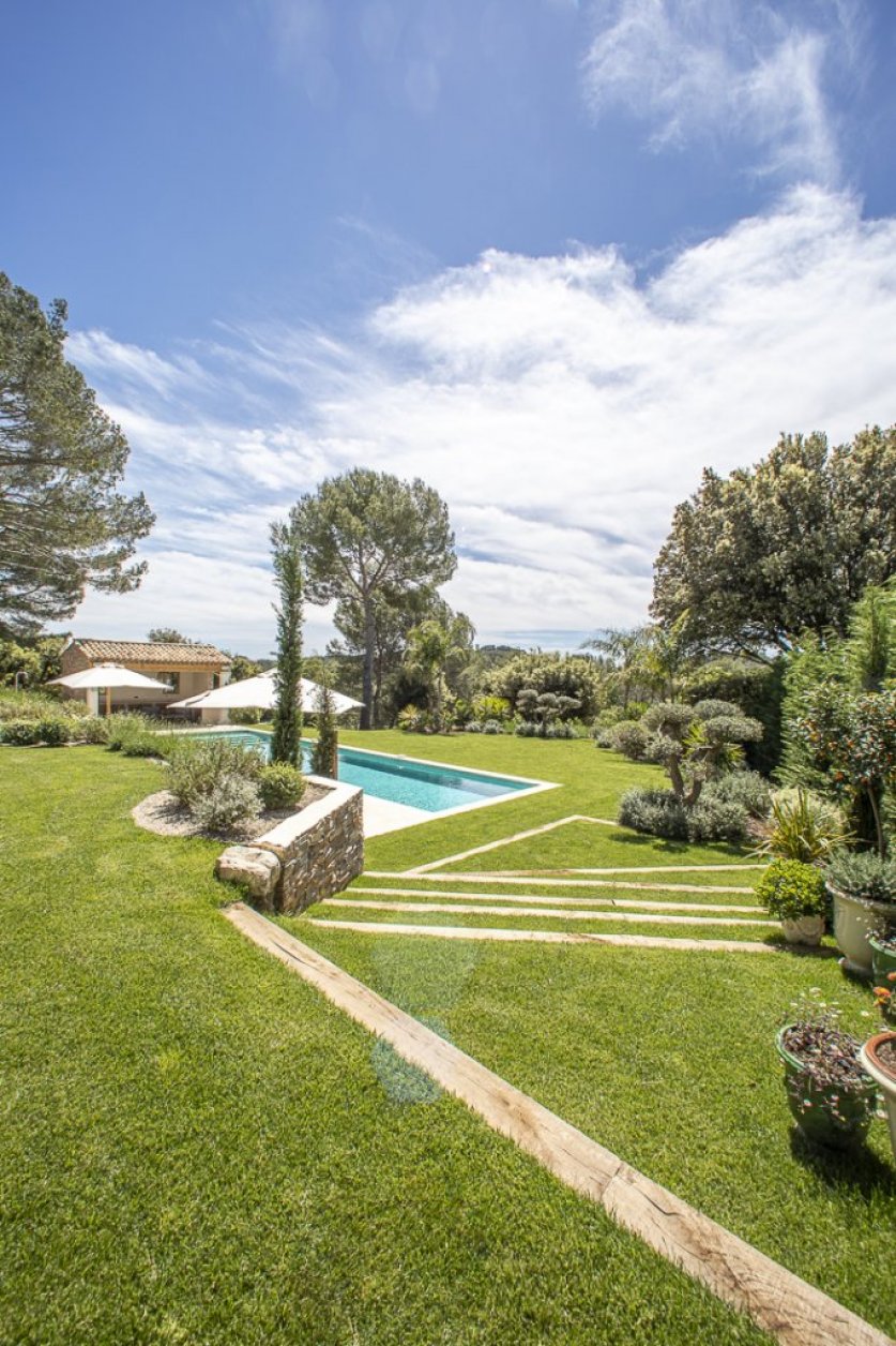 An Outstanding 6 Bedroom Mansion In The Hills Above Cannes Image 23