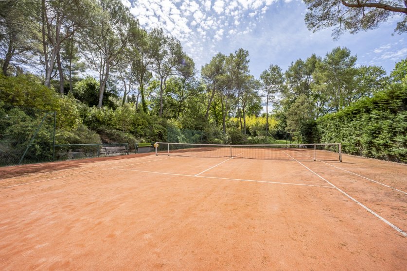 Propriété avec tennis située dans le secteur prisé du Redon Image 3