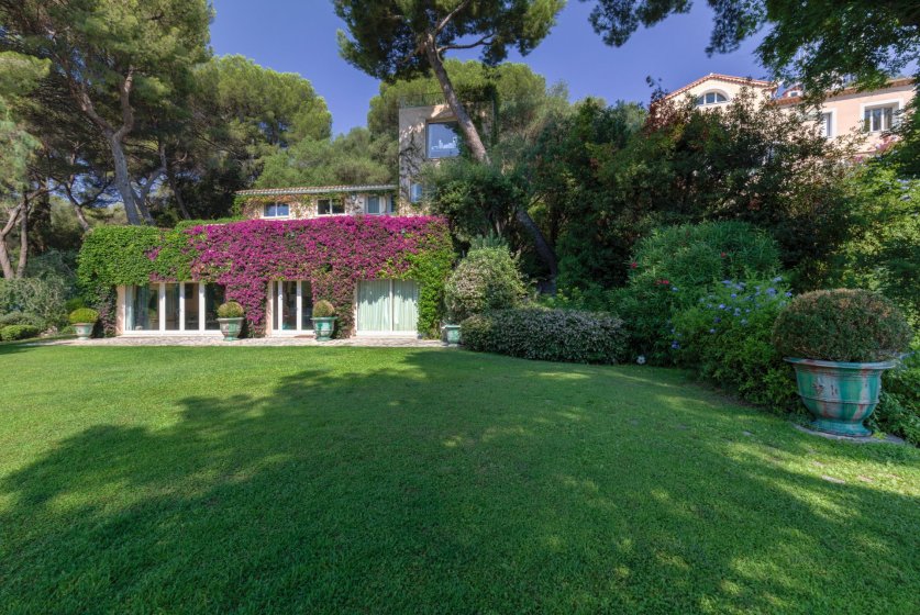 A Rare 16-Bedroom Property Nestled Within The Privileged Area Of Cap d'Antibes Image 6