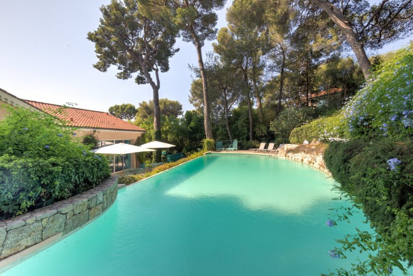 A Rare 16-Bedroom Property Nestled Within The Privileged Area Of Cap d'Antibes Image 9