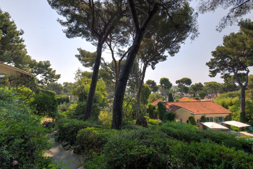 A Rare 16-Bedroom Property Nestled Within The Privileged Area Of Cap d'Antibes Image 13