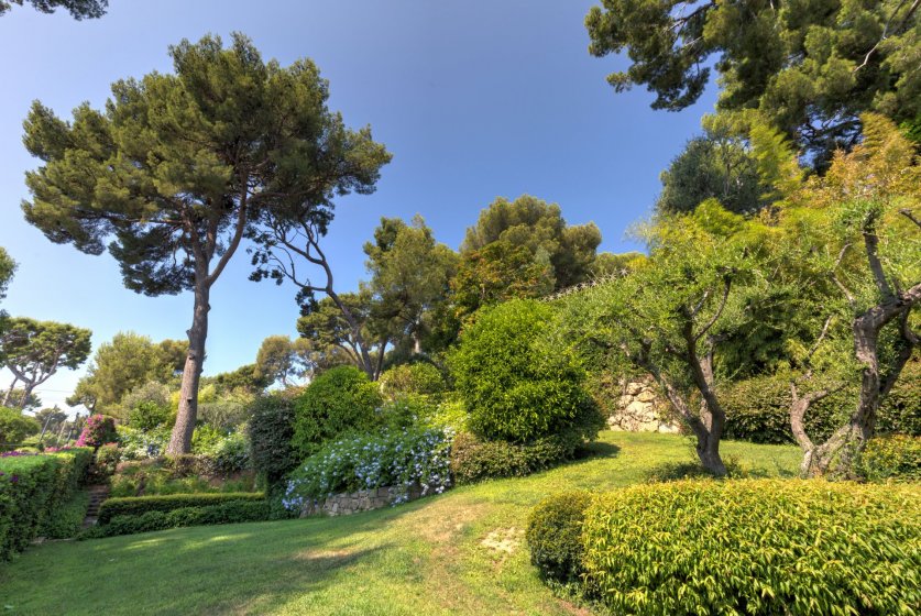A Rare 16-Bedroom Property Nestled Within The Privileged Area Of Cap d'Antibes Image 15