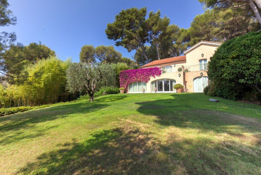 A Rare 16-Bedroom Property Nestled Within The Privileged Area Of Cap d'Antibes Image 18