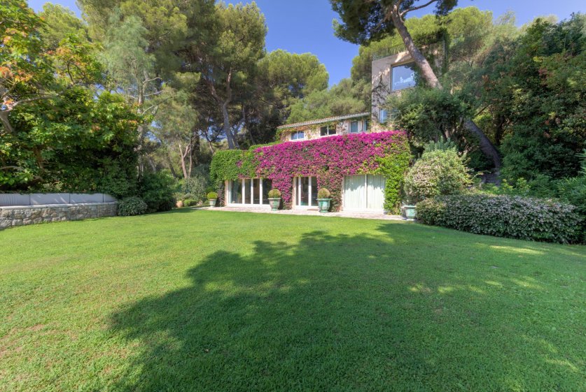 A Rare 16-Bedroom Property Nestled Within The Privileged Area Of Cap d'Antibes Image 19