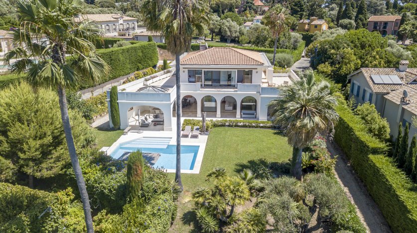 Charming villa with 4 bedrooms in a secured residence on the Cap d'Antibes Image 1