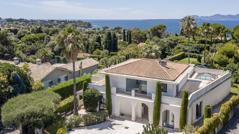 Charming villa with 4 bedrooms in a secured residence on the Cap d'Antibes Image 2