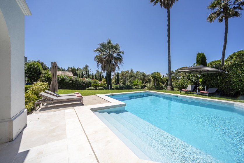 Charming villa with 4 bedrooms in a secured residence on the Cap d'Antibes Image 3