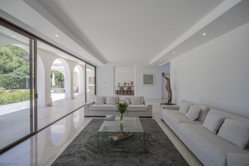 Charming villa with 4 bedrooms in a secured residence on the Cap d'Antibes Image 9