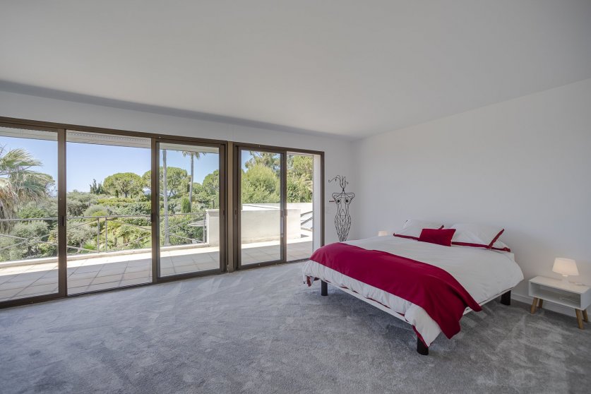 Charming villa with 4 bedrooms in a secured residence on the Cap d'Antibes Image 18