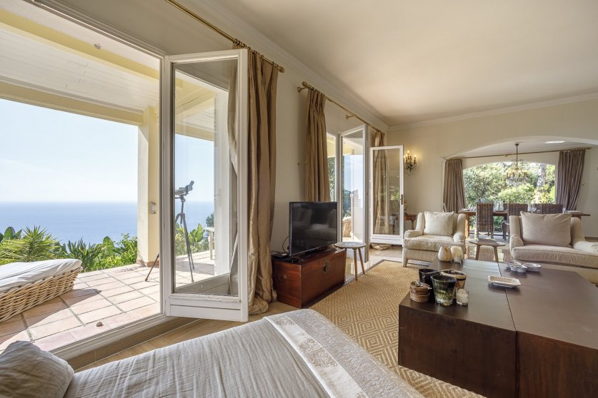 An Outstanding 5 Bedroom Villa With Views Over The Mediterranean Sea And Monaco Image 5
