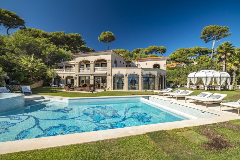 A Glamorous Sea Front 'Palace' Style Villa On Billionaire Bay - Cap d'Antibes Image 1