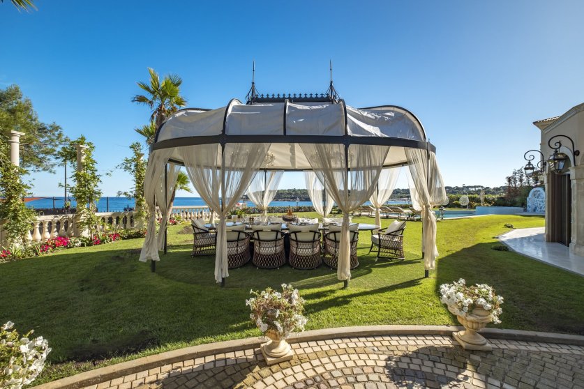 A Glamorous Sea Front 'Palace' Style Villa On Billionaire Bay - Cap d'Antibes Image 3
