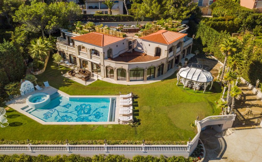 A Glamorous Sea Front 'Palace' Style Villa On Billionaire Bay - Cap d'Antibes Image 4