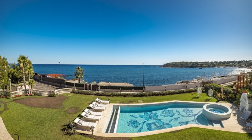 A Glamorous Sea Front 'Palace' Style Villa On Billionaire Bay - Cap d'Antibes Image 5