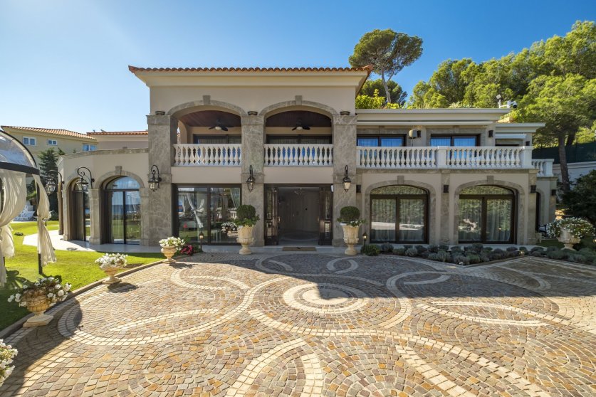 A Glamorous Sea Front 'Palace' Style Villa On Billionaire Bay - Cap d'Antibes Image 9