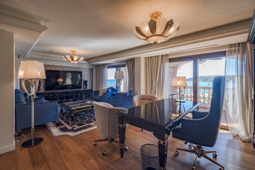 A Glamorous Sea Front 'Palace' Style Villa On Billionaire Bay - Cap d'Antibes Image 32