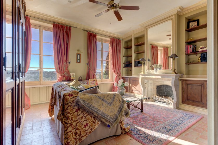 Authentic 7 bedroom Bastide Nestled on the hills of Cannes Countryside with Panoramic Views Image 12
