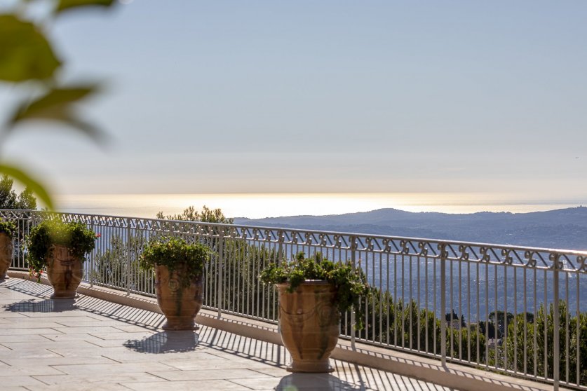 Wonderful villa on the hills with outstanding view on the sea and Saint-Cassien lake Image 1