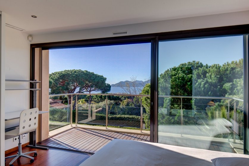 Croix des Gardes area: Modern villa with sea views Image 15