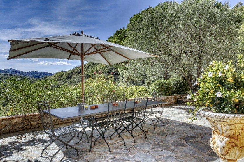 Superb restored natural stone Provençal house with a beautiful view, pool and tennis court. Image 3