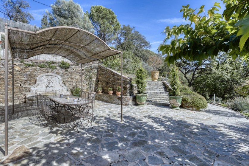 Superb restored natural stone Provençal house with a beautiful view, pool and tennis court. Image 6