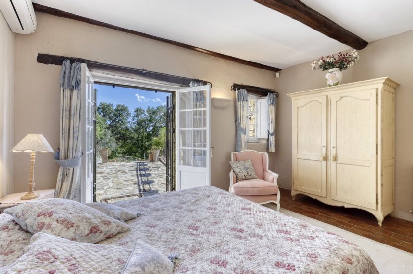 Superb restored natural stone Provençal house with a beautiful view, pool and tennis court. Image 17