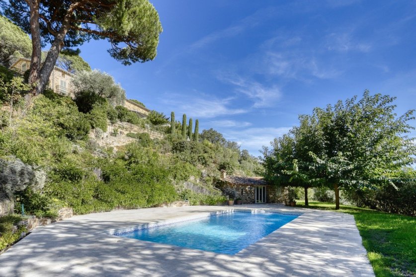Superb restored natural stone Provençal house with a beautiful view, pool and tennis court. Image 22