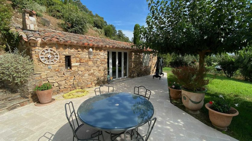 Superb restored natural stone Provençal house with a beautiful view, pool and tennis court. Image 23