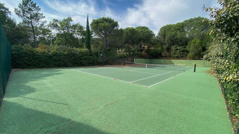 Superb restored natural stone Provençal house with a beautiful view, pool and tennis court. Image 24