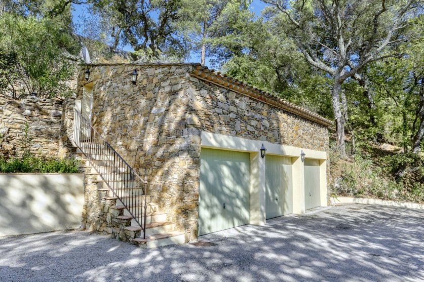 Superb restored natural stone Provençal house with a beautiful view, pool and tennis court. Image 25