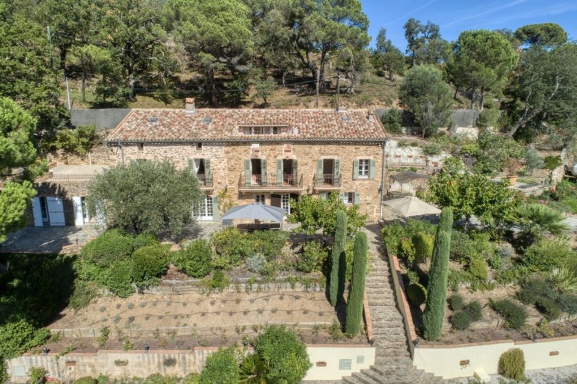 Superb restored natural stone Provençal house with a beautiful view, pool and tennis court. Image 26
