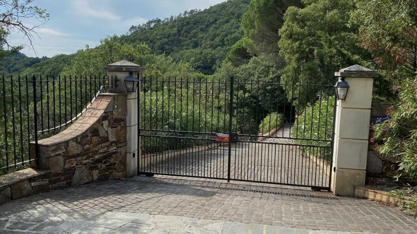Superb restored natural stone Provençal house with a beautiful view, pool and tennis court. Image 27