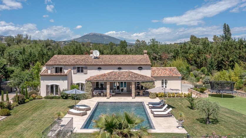 A 7 Bedroom Provencal Villa With A Tennis Court In Cannes Image 1