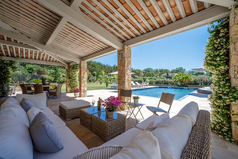 A 7 Bedroom Provencal Villa With A Tennis Court In Cannes Image 2