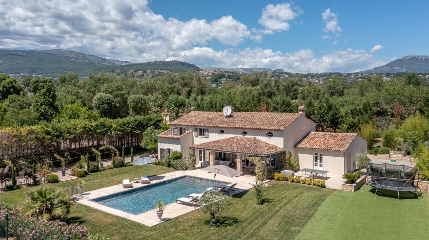 A 7 Bedroom Provencal Villa With A Tennis Court In Cannes Image 3