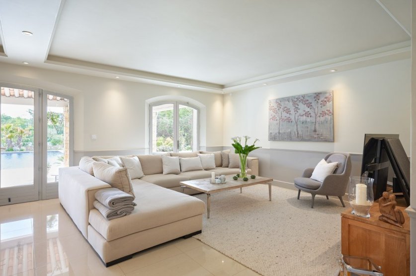 A 7 Bedroom Provencal Villa With A Tennis Court In Cannes Image 17