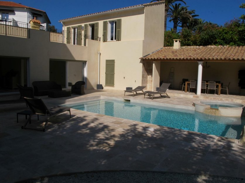 Villa Provençale for sale with 5 bedrooms - CAP D'ANTIBES Image 2