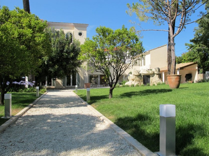 Villa Provençale for sale with 5 bedrooms - CAP D'ANTIBES Image 19