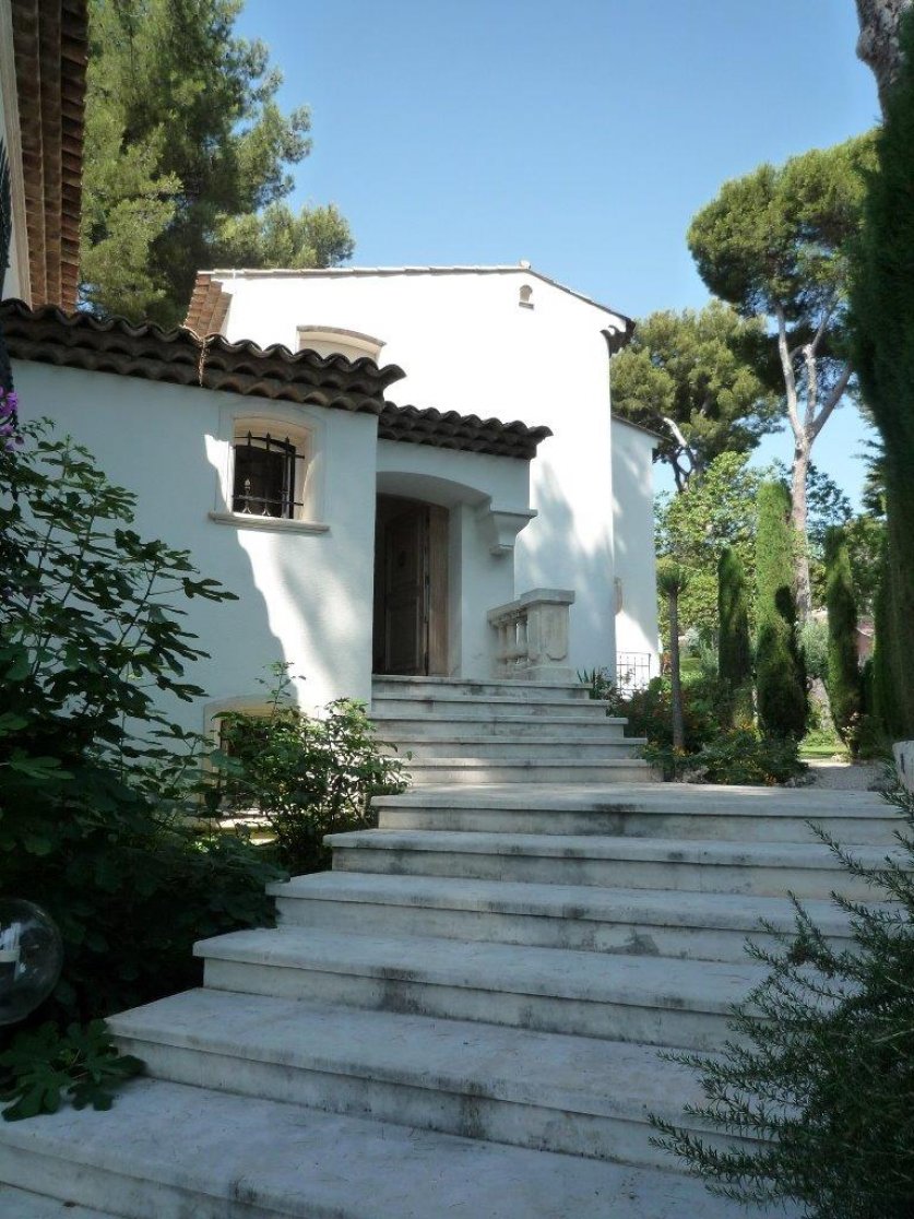 Charming Neo Provençale Villa for sale with 4 Bedrooms - CAP D'ANTIBES Image 2